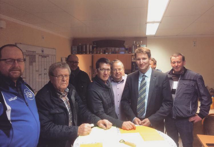 Gruppenfoto beim Besuch von Patrick Sensburg im Vereinsheim