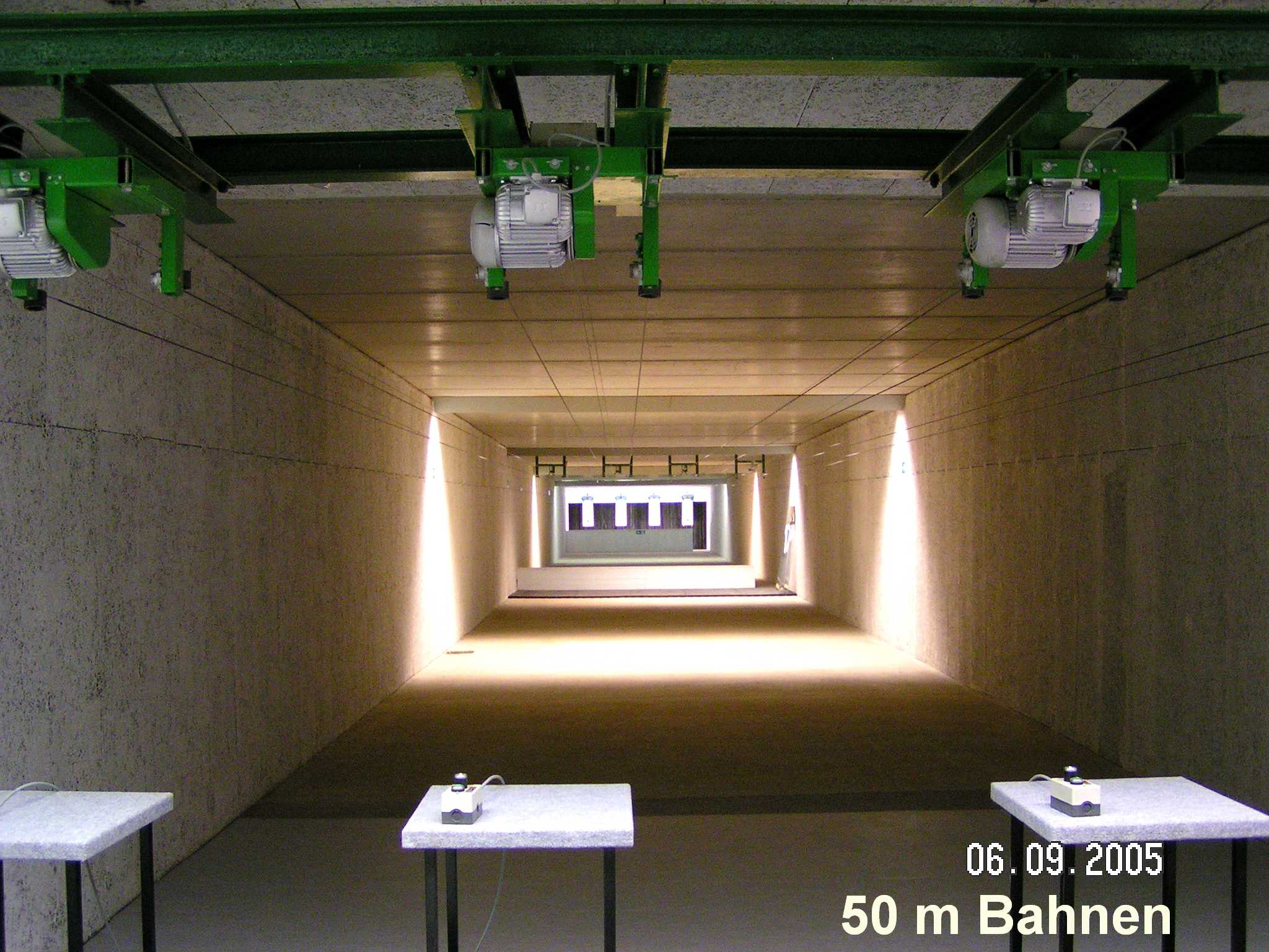 Blick entlang der vier 50-Meter-Schießbahnen, Aufnahme von 2005