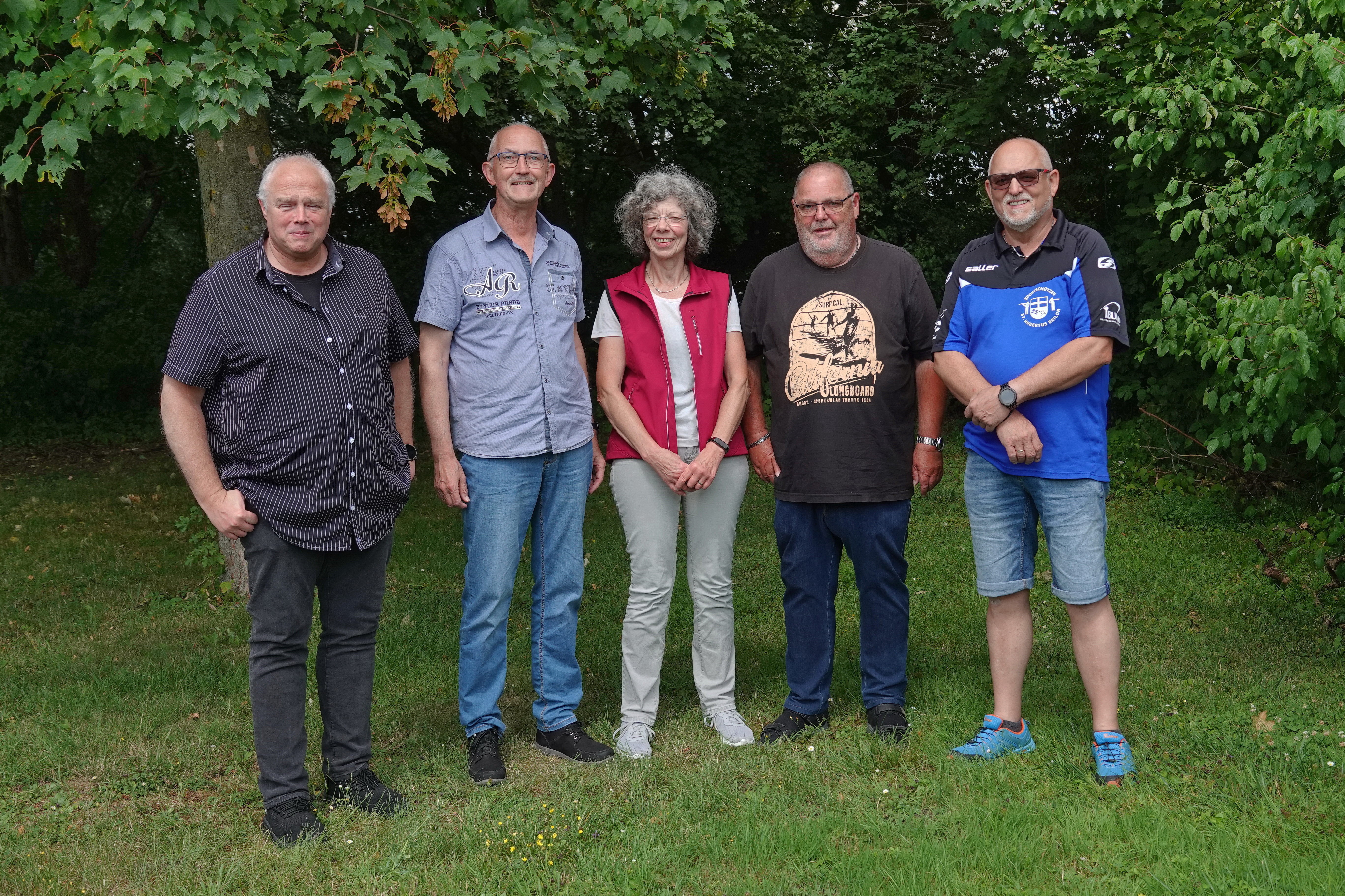 Die Mannschaft mit Pokal und Medaillen im Freien