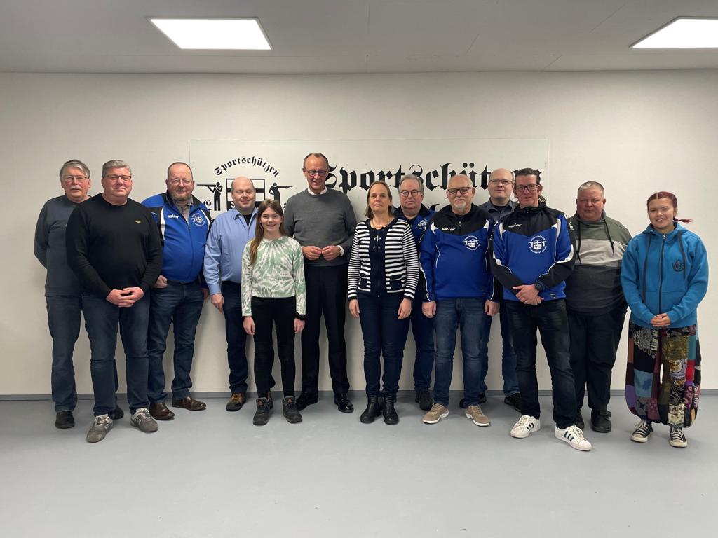 Gruppenfoto beim Besuch von Friedrich Merz im Vereinsheim
