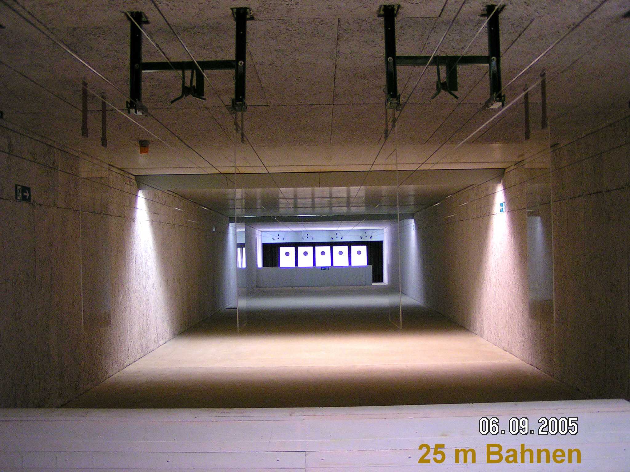Blick auf die fünf 25-Meter-Schießbahnen, Aufnahme von 2005